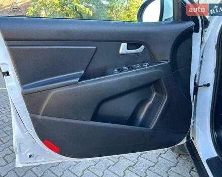 Білий Кіа Sportage, об'ємом двигуна 1.59 л та пробігом 219 тис. км за 12900 $, фото 307 на Automoto.ua