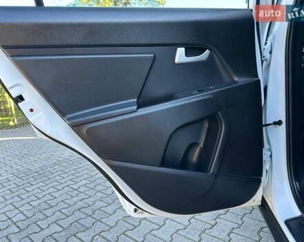 Білий Кіа Sportage, об'ємом двигуна 1.59 л та пробігом 219 тис. км за 12900 $, фото 384 на Automoto.ua