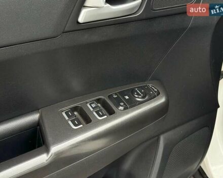 Белый Киа Sportage, объемом двигателя 2 л и пробегом 205 тыс. км за 16670 $, фото 18 на Automoto.ua