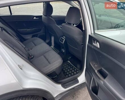Белый Киа Sportage, объемом двигателя 1.69 л и пробегом 123 тыс. км за 16400 $, фото 10 на Automoto.ua