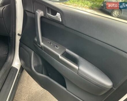 Белый Киа Sportage, объемом двигателя 2.4 л и пробегом 143 тыс. км за 12800 $, фото 17 на Automoto.ua