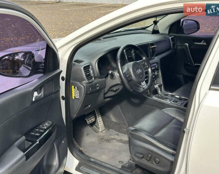Білий Кіа Sportage, об'ємом двигуна 2 л та пробігом 167 тис. км за 19000 $, фото 17 на Automoto.ua
