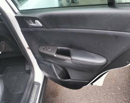 Білий Кіа Sportage, об'ємом двигуна 2 л та пробігом 97 тис. км за 15500 $, фото 15 на Automoto.ua