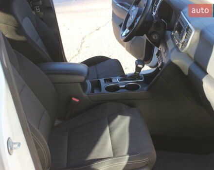 Білий Кіа Sportage, об'ємом двигуна 2 л та пробігом 222 тис. км за 13999 $, фото 18 на Automoto.ua