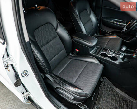 Белый Киа Sportage, объемом двигателя 2 л и пробегом 134 тыс. км за 18181 $, фото 19 на Automoto.ua