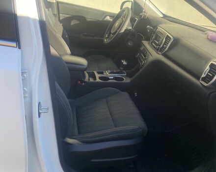 Киа Sportage 2017 в Ивано-Франковске на Automoto.ua Белый Киа Sportage, объемом двигателя 1.69 л и пробегом 210 тыс. км за 17500 $, фото 12 на Automoto.ua