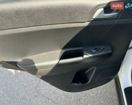 Білий Кіа Sportage, об'ємом двигуна 1.59 л та пробігом 138 тис. км за 19000 $, фото 12 на Automoto.ua
