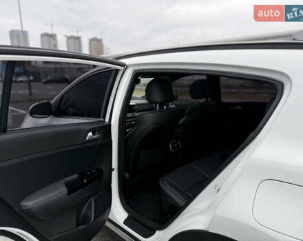Белый Киа Sportage, объемом двигателя 2 л и пробегом 129 тыс. км за 24900 $, фото 10 на Automoto.ua