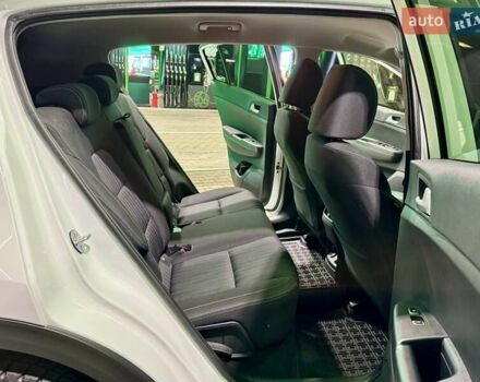 Білий Кіа Sportage, об'ємом двигуна 1.6 л та пробігом 72 тис. км за 18900 $, фото 10 на Automoto.ua