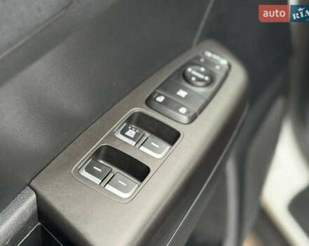 Білий Кіа Sportage, об'ємом двигуна 1.59 л та пробігом 60 тис. км за 17700 $, фото 10 на Automoto.ua