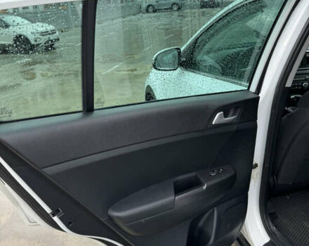 Білий Кіа Sportage, об'ємом двигуна 1.59 л та пробігом 180 тис. км за 15600 $, фото 11 на Automoto.ua