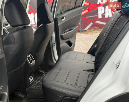 Білий Кіа Sportage, об'ємом двигуна 1.59 л та пробігом 60 тис. км за 17700 $, фото 11 на Automoto.ua