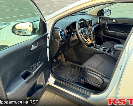 Білий Кіа Sportage, об'ємом двигуна 16 л та пробігом 109 тис. км за 16750 $, фото 8 на Automoto.ua