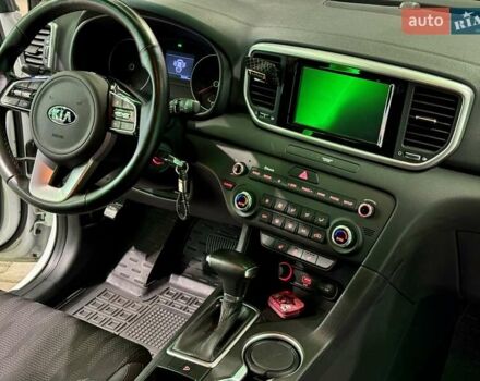 Білий Кіа Sportage, об'ємом двигуна 1.6 л та пробігом 72 тис. км за 18900 $, фото 8 на Automoto.ua