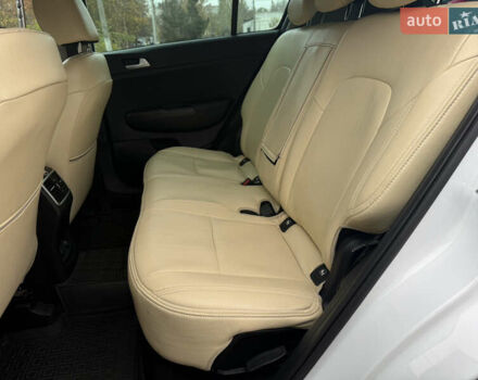 Білий Кіа Sportage, об'ємом двигуна 1.59 л та пробігом 50 тис. км за 17799 $, фото 12 на Automoto.ua