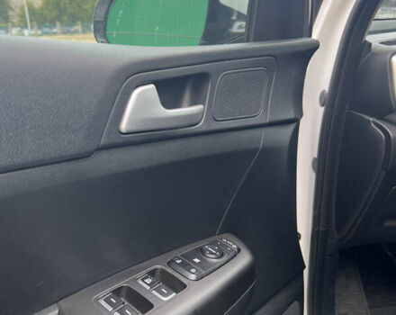 Білий Кіа Sportage, об'ємом двигуна 1.6 л та пробігом 127 тис. км за 18600 $, фото 7 на Automoto.ua