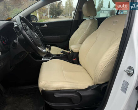 Білий Кіа Sportage, об'ємом двигуна 1.59 л та пробігом 50 тис. км за 17799 $, фото 7 на Automoto.ua