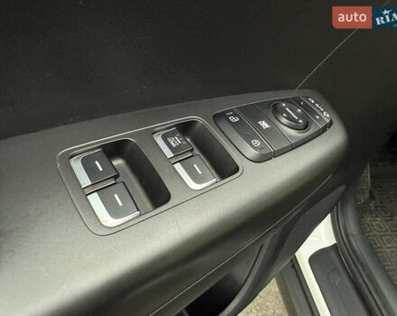 Білий Кіа Sportage, об'ємом двигуна 1.59 л та пробігом 50 тис. км за 17799 $, фото 10 на Automoto.ua