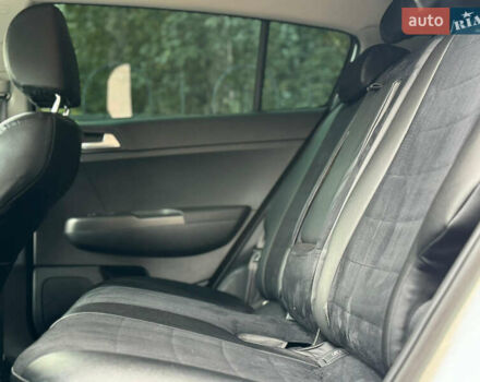 Білий Кіа Sportage, об'ємом двигуна 1.6 л та пробігом 80 тис. км за 21000 $, фото 24 на Automoto.ua