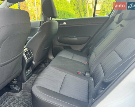 Білий Кіа Sportage, об'ємом двигуна 1.59 л та пробігом 137 тис. км за 16800 $, фото 16 на Automoto.ua