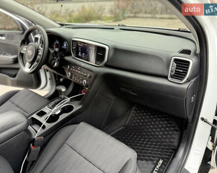 Білий Кіа Sportage, об'ємом двигуна 1.59 л та пробігом 105 тис. км за 17300 $, фото 10 на Automoto.ua