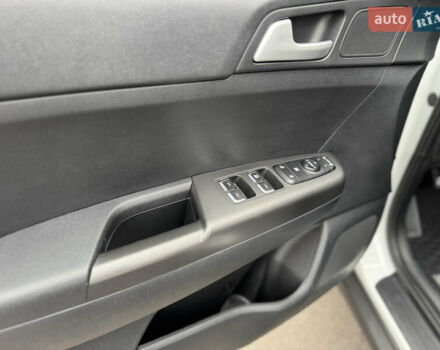 Белый Киа Sportage, объемом двигателя 1.6 л и пробегом 84 тыс. км за 19700 $, фото 22 на Automoto.ua