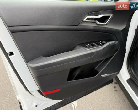 Киа Sportage 2023 в Киеве на Automoto.ua Белый Киа Sportage, объемом двигателя 2 л и пробегом 27 тыс. км за 27950 $, фото 15 на Automoto.ua