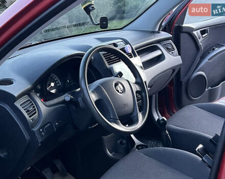 Червоний Кіа Sportage, об'ємом двигуна 2 л та пробігом 300 тис. км за 5999 $, фото 29 на Automoto.ua