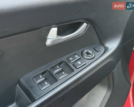 Червоний Кіа Sportage, об'ємом двигуна 2 л та пробігом 150 тис. км за 13500 $, фото 51 на Automoto.ua