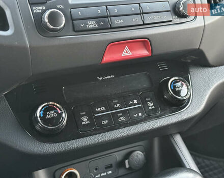 Червоний Кіа Sportage, об'ємом двигуна 2 л та пробігом 150 тис. км за 13500 $, фото 64 на Automoto.ua