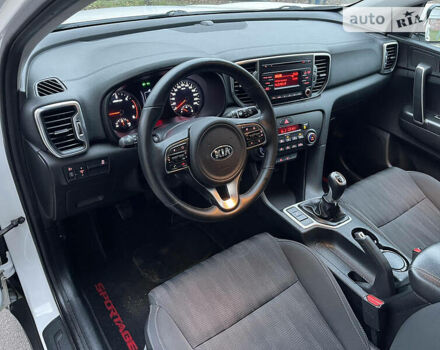 Киа Sportage, объемом двигателя 1.7 л и пробегом 120 тыс. км за 15000 $, фото 10 на Automoto.ua