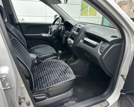Серый Киа Sportage, объемом двигателя 2 л и пробегом 250 тыс. км за 7900 $, фото 17 на Automoto.ua
