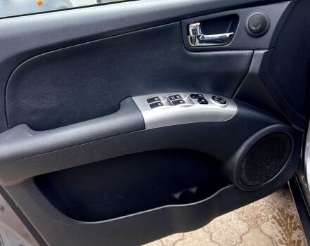 Серый Киа Sportage, объемом двигателя 2 л и пробегом 223 тыс. км за 8000 $, фото 4 на Automoto.ua