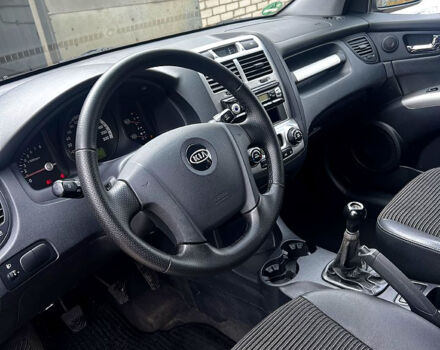 Серый Киа Sportage, объемом двигателя 2 л и пробегом 223 тыс. км за 8000 $, фото 3 на Automoto.ua