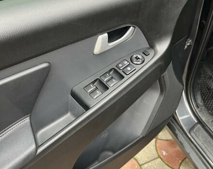 Сірий Кіа Sportage, об'ємом двигуна 2 л та пробігом 135 тис. км за 12499 $, фото 28 на Automoto.ua