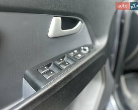 Сірий Кіа Sportage, об'ємом двигуна 2 л та пробігом 185 тис. км за 13399 $, фото 31 на Automoto.ua