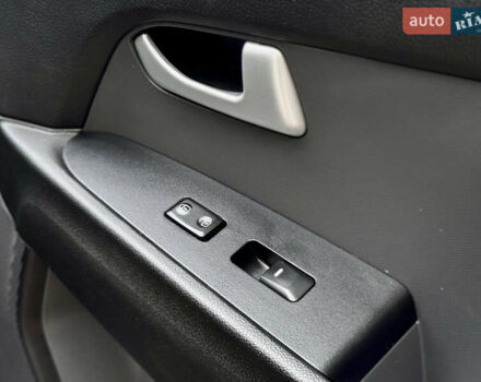 Серый Киа Sportage, объемом двигателя 2 л и пробегом 266 тыс. км за 15600 $, фото 47 на Automoto.ua