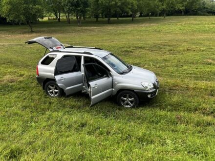Киа Sportage 2007 в Тячеве на Automoto.ua Серый Киа Sportage, объемом двигателя 2 л и пробегом 215 тыс. км за 7800 $, фото 1 на Automoto.ua