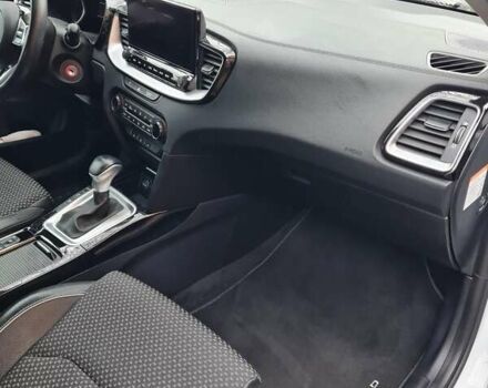 Белый Киа XCeed, объемом двигателя 1.6 л и пробегом 141 тыс. км за 21000 $, фото 14 на Automoto.ua