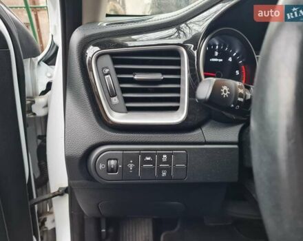 Белый Киа XCeed, объемом двигателя 1.6 л и пробегом 141 тыс. км за 21000 $, фото 11 на Automoto.ua