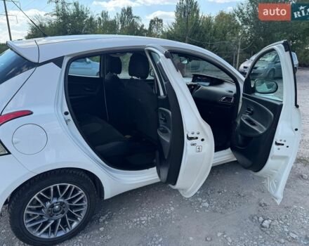 Білий Лянча Іпсілон, об'ємом двигуна 1.2 л та пробігом 180 тис. км за 5000 $, фото 1 на Automoto.ua