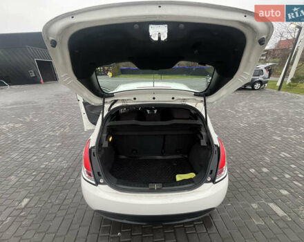 Белый Лянча Ипсилон, объемом двигателя 0.88 л и пробегом 166 тыс. км за 4500 $, фото 2 на Automoto.ua