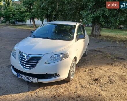 Белый Лянча Ипсилон, объемом двигателя 1.2 л и пробегом 120 тыс. км за 4800 $, фото 1 на Automoto.ua