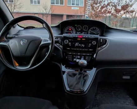 Червоний Лянча Іпсілон, об'ємом двигуна 0.88 л та пробігом 71 тис. км за 4950 $, фото 16 на Automoto.ua