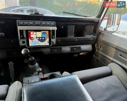 Білий Ленд Ровер Дефендер, об'ємом двигуна 2.5 л та пробігом 211 тис. км за 16000 $, фото 23 на Automoto.ua