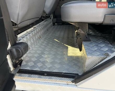 Білий Ленд Ровер Дефендер, об'ємом двигуна 2.4 л та пробігом 90 тис. км за 22333 $, фото 46 на Automoto.ua