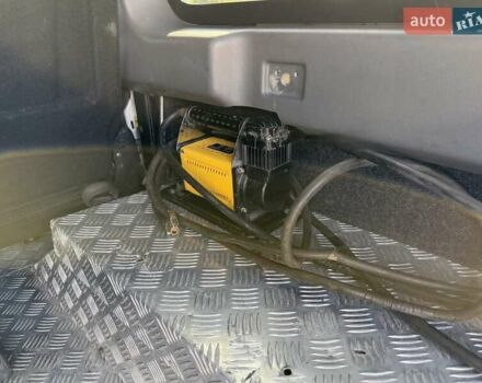 Белый Ленд Ровер Дефендер, объемом двигателя 2.4 л и пробегом 90 тыс. км за 23999 $, фото 57 на Automoto.ua