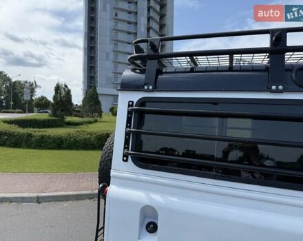 Белый Ленд Ровер Дефендер, объемом двигателя 2.4 л и пробегом 90 тыс. км за 23999 $, фото 8 на Automoto.ua