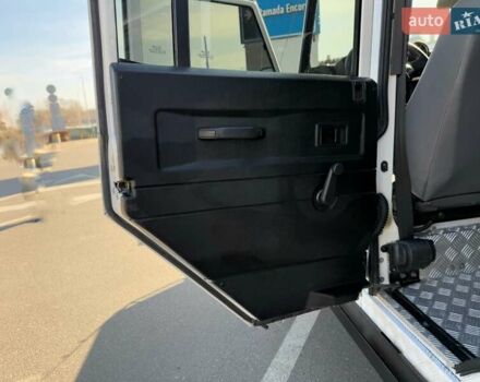 Білий Ленд Ровер Дефендер, об'ємом двигуна 2.4 л та пробігом 90 тис. км за 22333 $, фото 45 на Automoto.ua