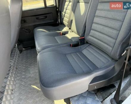 Белый Ленд Ровер Дефендер, объемом двигателя 2.4 л и пробегом 90 тыс. км за 23999 $, фото 40 на Automoto.ua